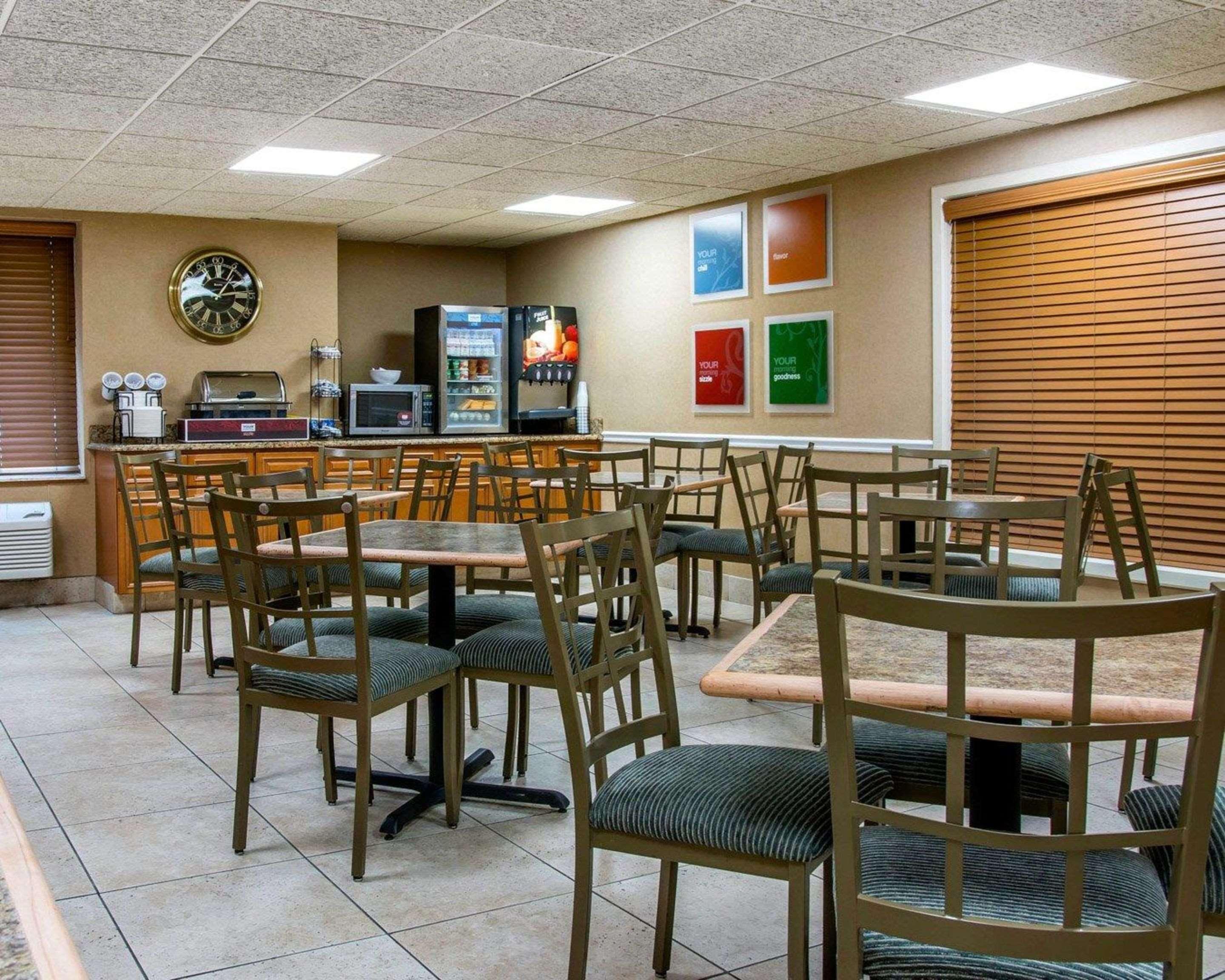 Comfort Inn Livonia Exterior photo
